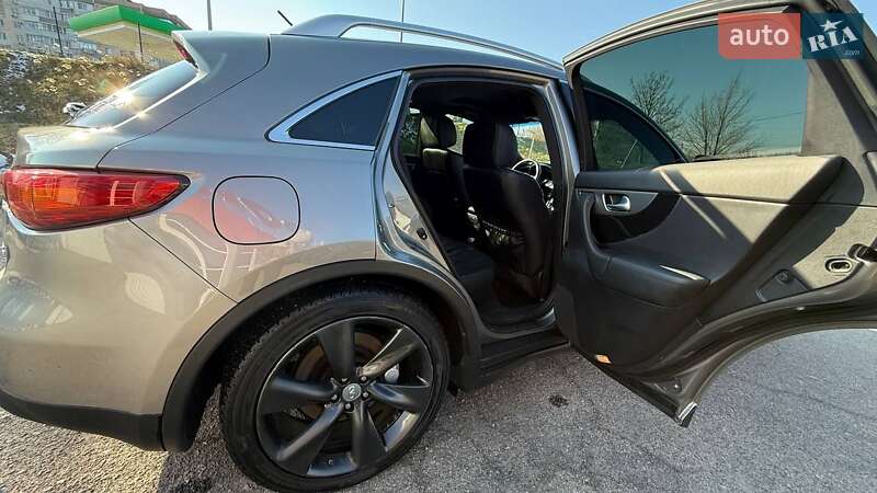 Позашляховик / Кросовер Infiniti FX 30 2011 в Южному