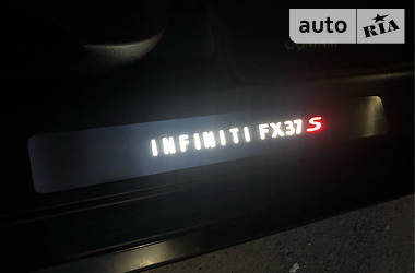 Позашляховик / Кросовер Infiniti FX 37 2010 в 