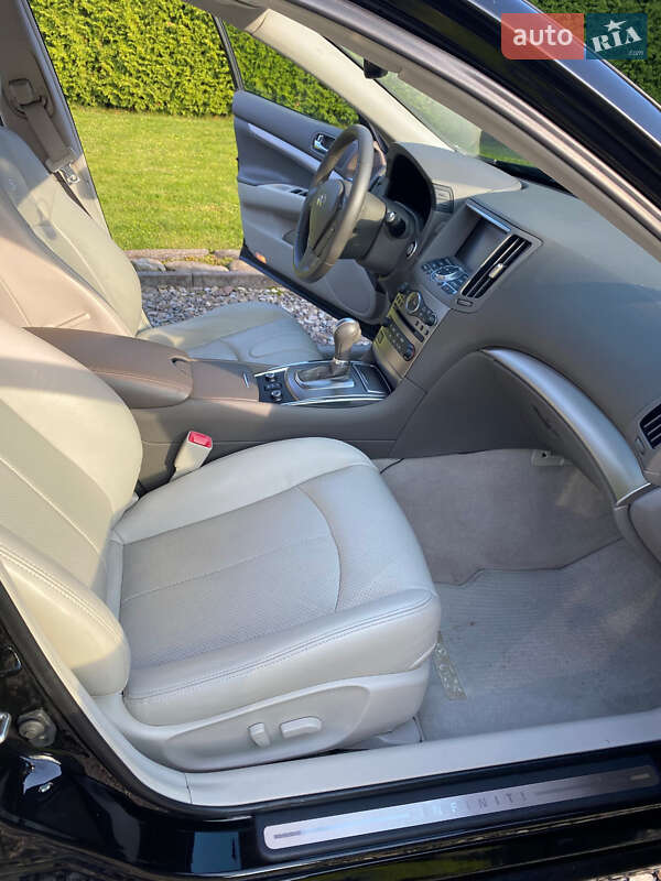 Седан Infiniti G25 2012 в Софіївській Борщагівці