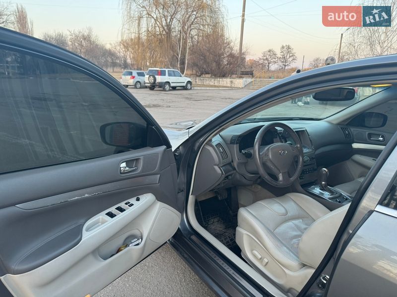 Седан Infiniti G25 2012 в Александрие