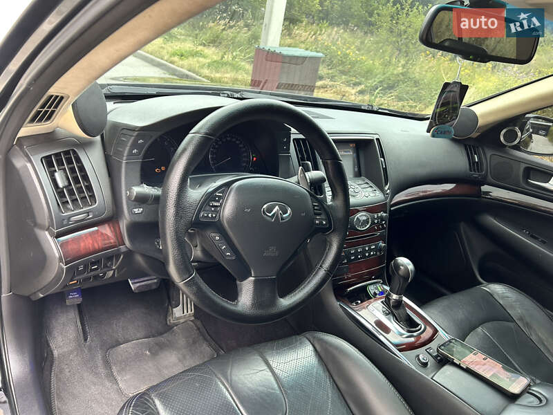 Седан Infiniti G37 2010 в Дніпрі