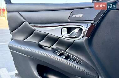 Седан Infiniti M25 2012 в 