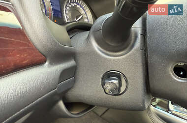 Седан Infiniti M25 2012 в 