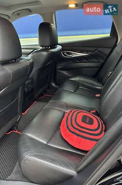 Седан Infiniti M25 2013 в 