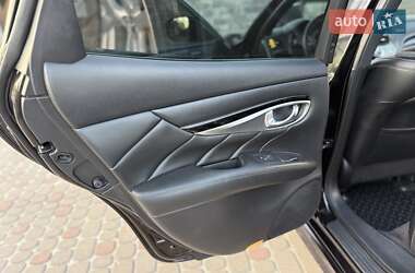 Седан Infiniti M30 2010 в 