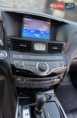 Седан Infiniti M30 2010 в 