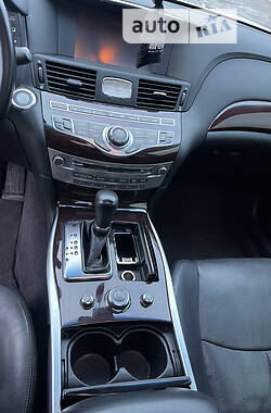 Седан Infiniti M37 2013 в 