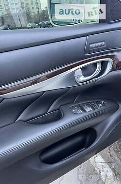Седан Infiniti M37 2013 в 
