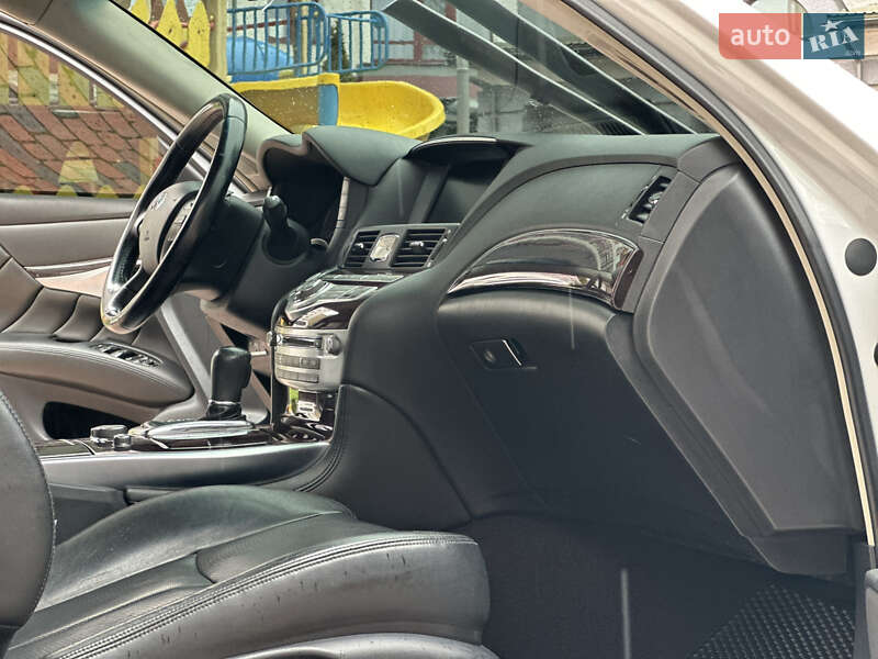 Седан Infiniti M37 2013 в Ивано-Франковске