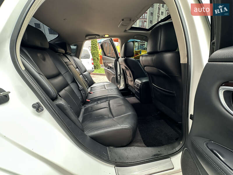 Седан Infiniti M37 2013 в Ивано-Франковске