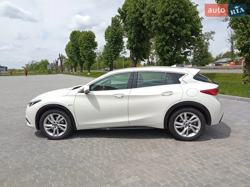 Infiniti Q30 2016