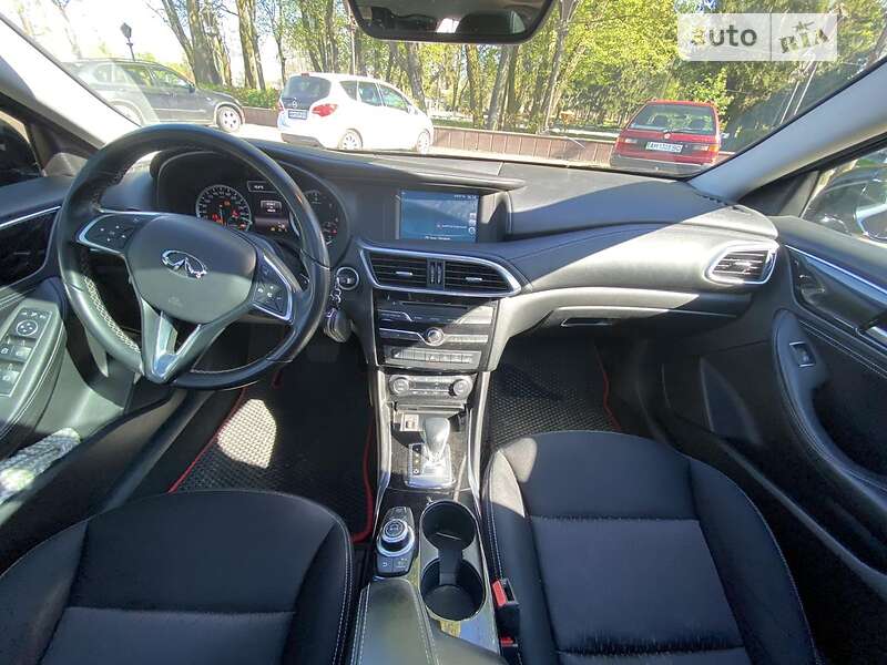 Позашляховик / Кросовер Infiniti Q30 2016 в Звягелі