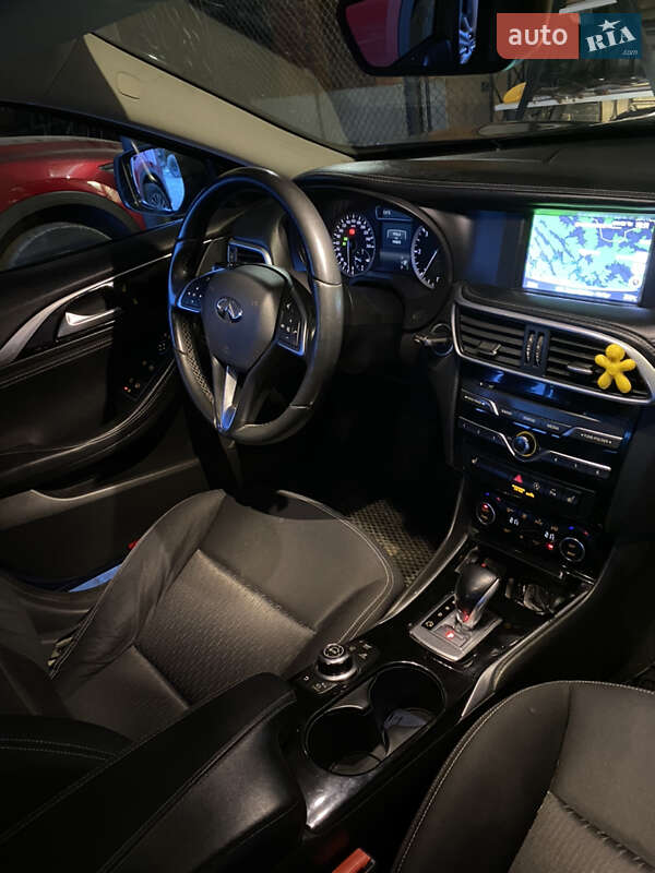 Хэтчбек Infiniti Q30 2016 в Бориславе