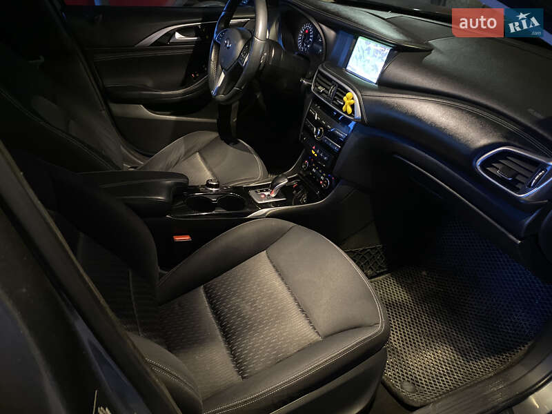 Хэтчбек Infiniti Q30 2016 в Бориславе