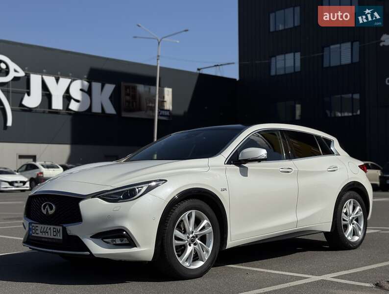 Infiniti Q30 2016