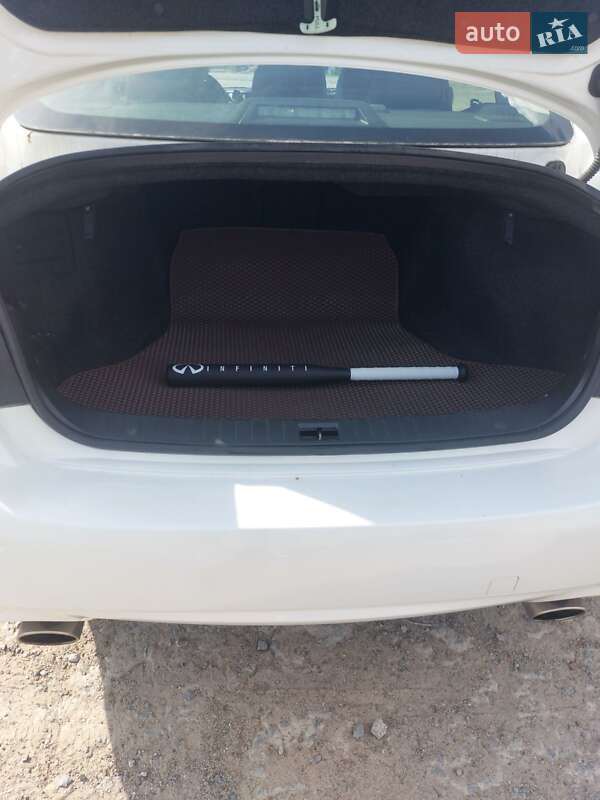 Седан Infiniti Q50 2016 в Новодністровську
