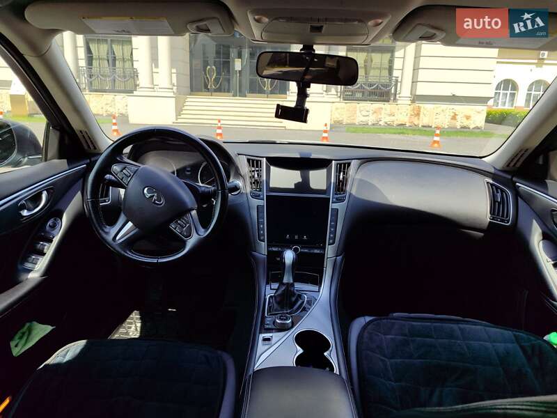Седан Infiniti Q50 2015 в 