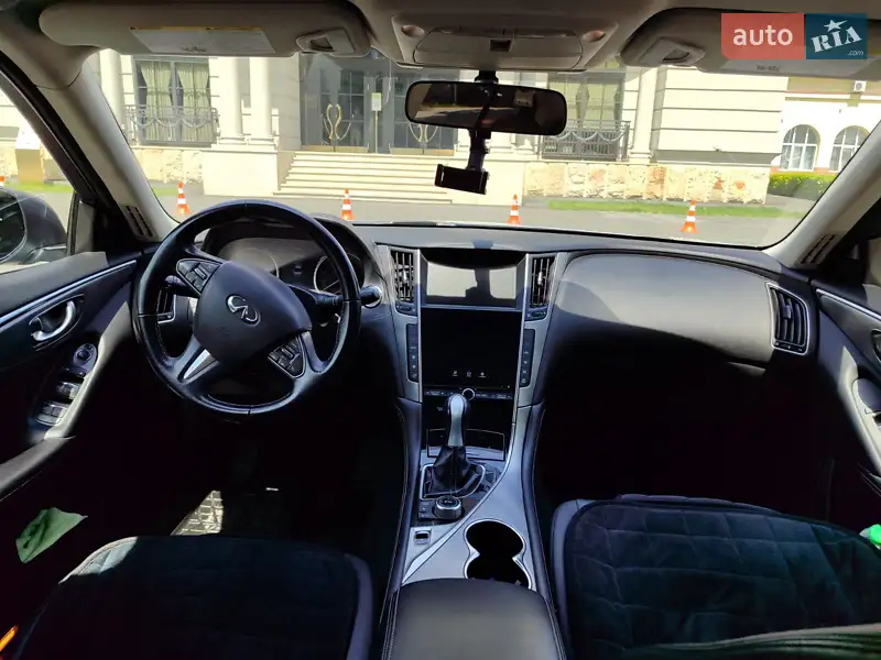 Седан Infiniti Q50 2015 в 