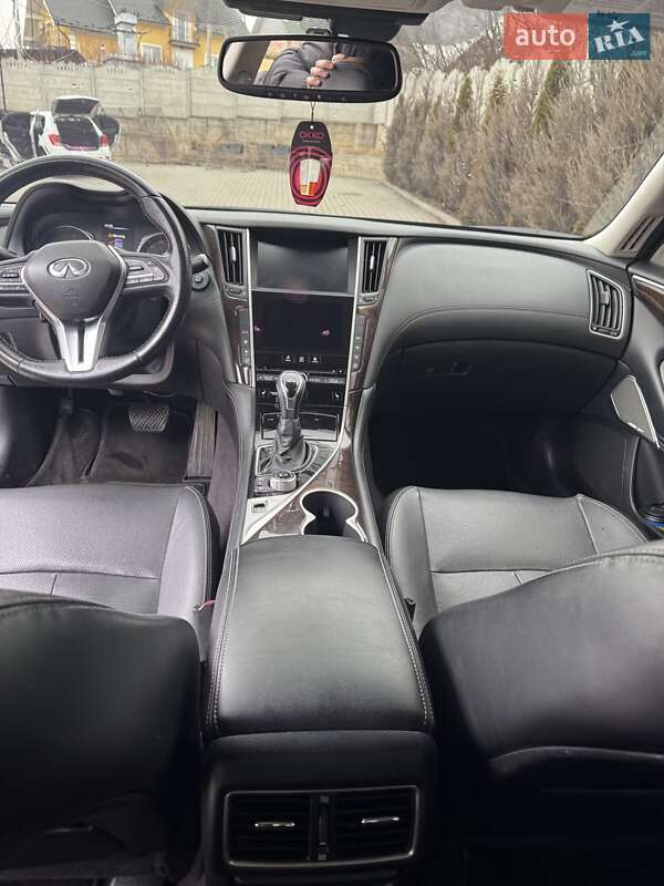 Седан Infiniti Q50 2017 в Кицмани