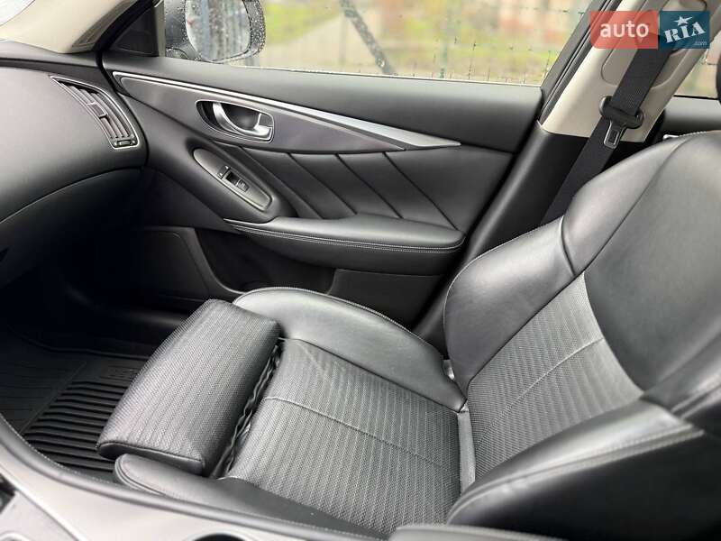Седан Infiniti Q50 2015 в Киеве
