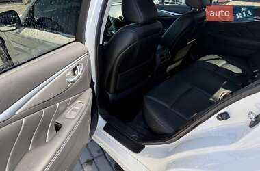 Седан Infiniti Q50 2015 в 