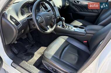 Седан Infiniti Q50 2015 в 