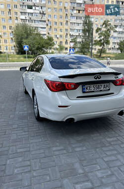 Седан Infiniti Q50 2015 в 