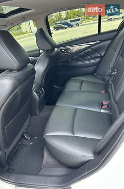 Седан Infiniti Q50 2015 в 