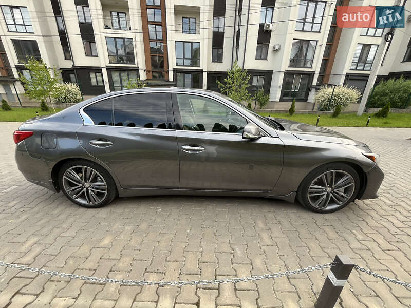 Седан Infiniti Q50 2013 в Черновцах
