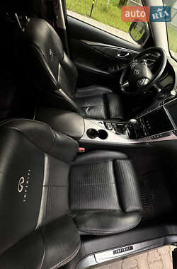 Седан Infiniti Q50 2013 в Черновцах
