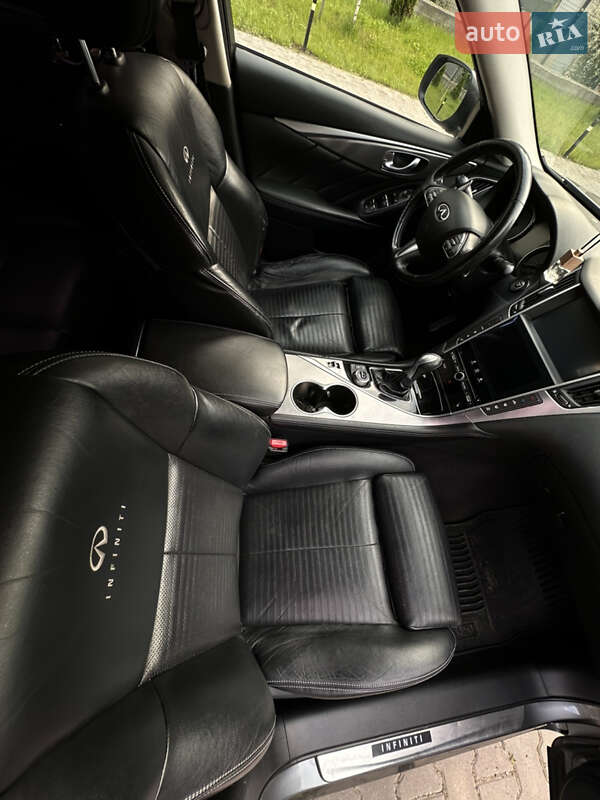 Седан Infiniti Q50 2013 в Черновцах