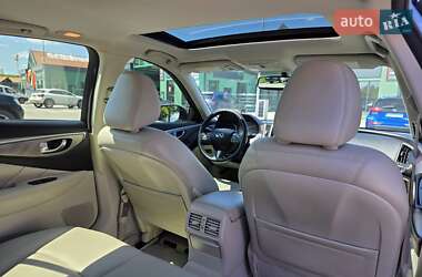 Седан Infiniti Q50 2015 в 