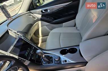 Седан Infiniti Q50 2015 в 
