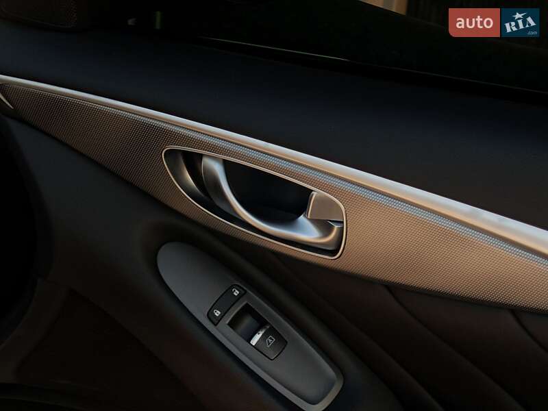 Седан Infiniti Q50 2015 в Киеве