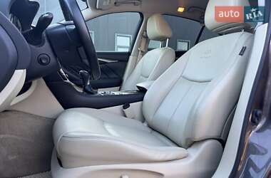 Седан Infiniti Q50 2015 в 