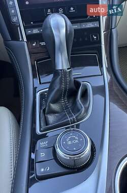 Седан Infiniti Q50 2015 в 