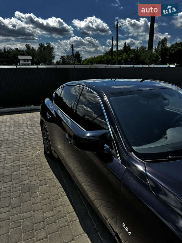 Седан Infiniti Q50 2015 в Шептицькому