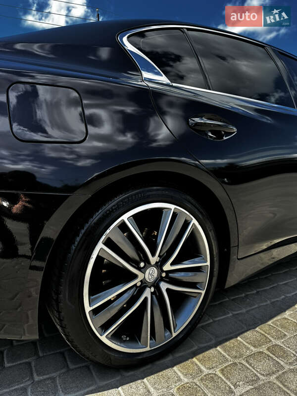Седан Infiniti Q50 2015 в Шептицькому