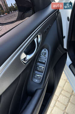 Седан Infiniti Q50 2014 в 