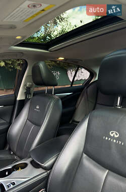 Седан Infiniti Q50 2014 в 