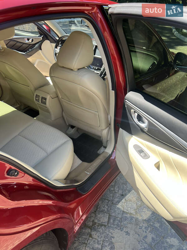 Седан Infiniti Q50 2017 в Чернівцях