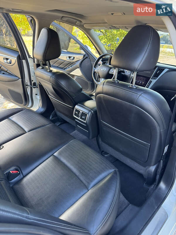 Седан Infiniti Q50 2016 в Дніпрі