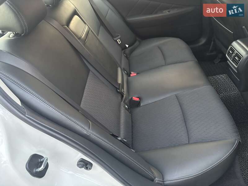 Седан Infiniti Q50 2019 в Краснограді