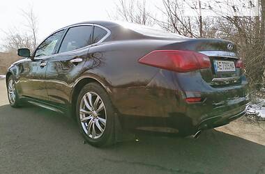 Седан Infiniti Q70 2015 в Кривом Роге