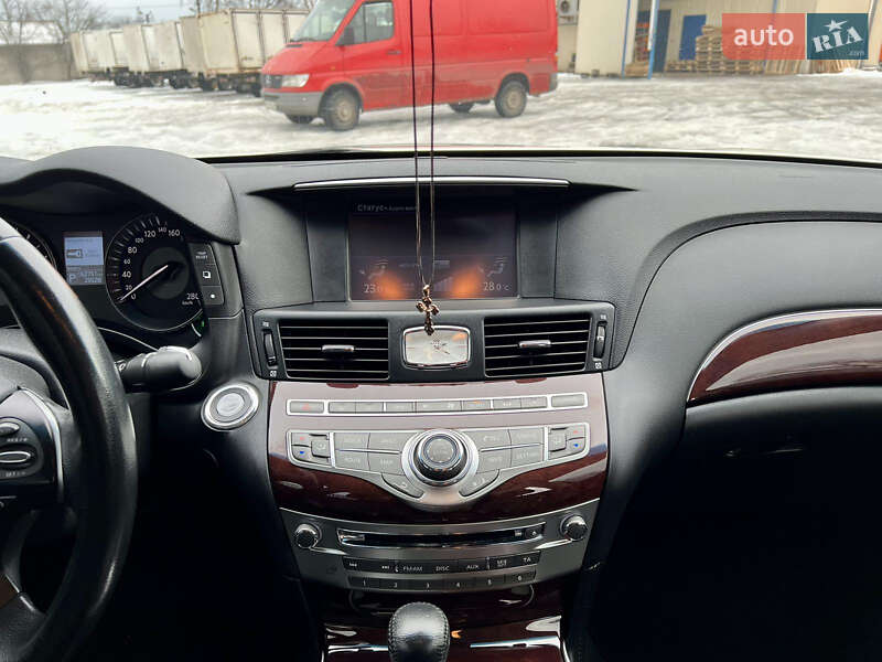 Седан Infiniti Q70 2015 в Києві