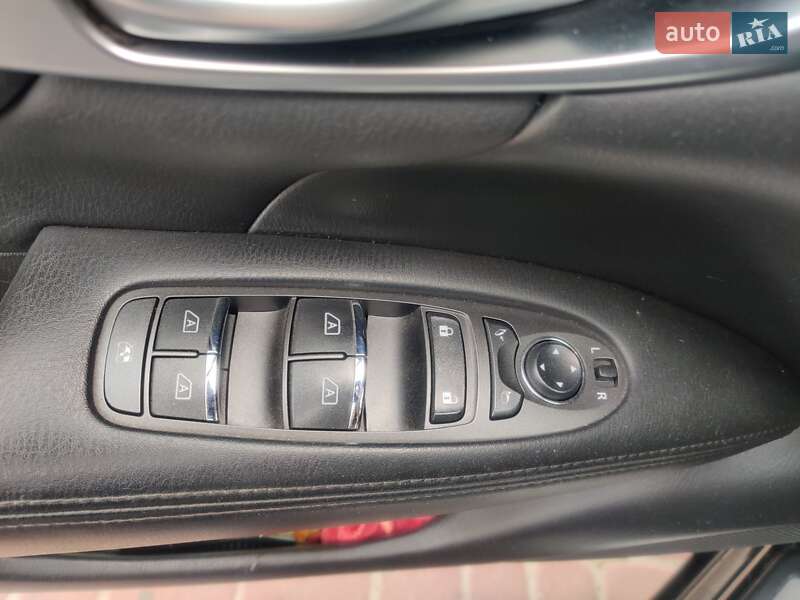 Седан Infiniti Q70 2015 в Львові