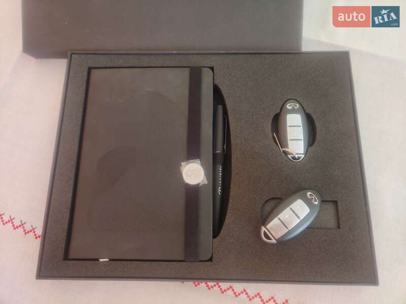 Седан Infiniti Q70 2015 в Львові