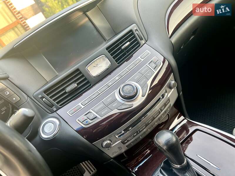 Седан Infiniti Q70 2015 в Дніпрі