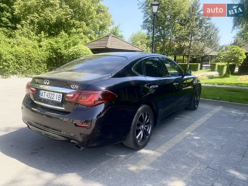 Седан Infiniti Q70 2015 в 