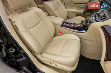 Седан Infiniti Q70 2013 в 